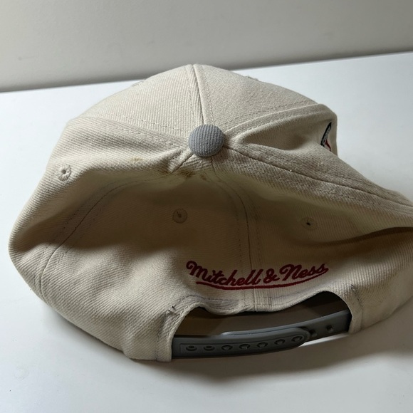 NWT Mitchell & Ness Heritage Collection Chicago Bulls Beige and Gray Hat NBA - Picture 9 of 9